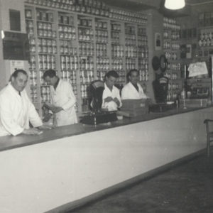 Historisches Bild - Ladentheke mit Mitarbeitern